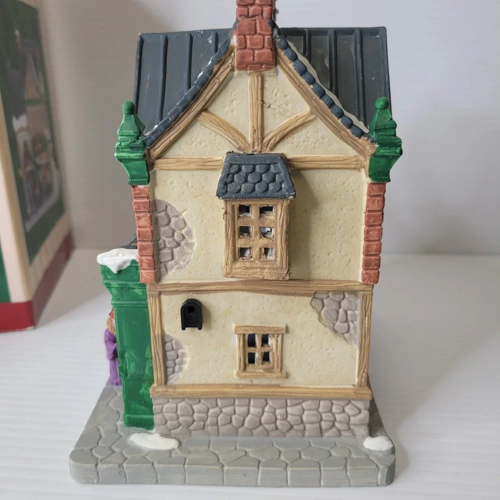 Lemax Caddington Post #85364 Porcelain Lighted Building New w/‎ Original Box